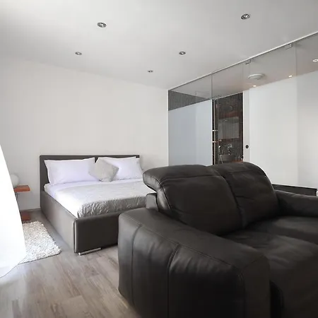 People'S Square Room 4*